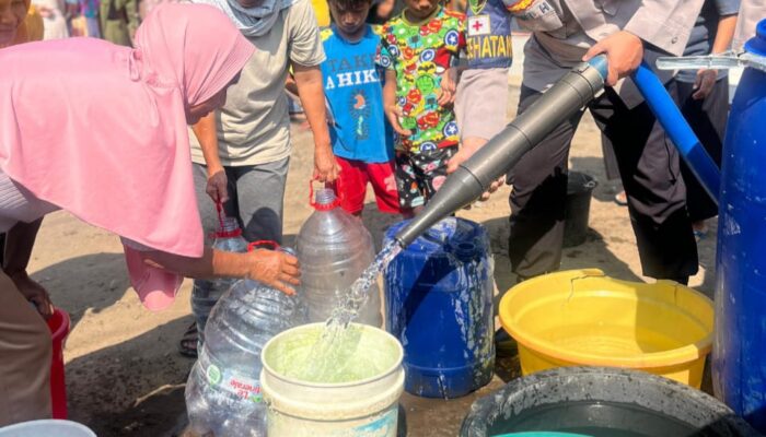 Polresta Magelang Salurkan Air Bersih dan Tanam 1.000 Bibit Pohon