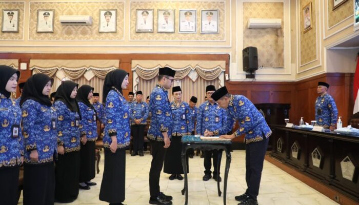 Wali Kota Malang Serahkan 50 SK PNS Baru, Dorong ASN Bergerak Cepat dan Profesional Layani Masyarakat