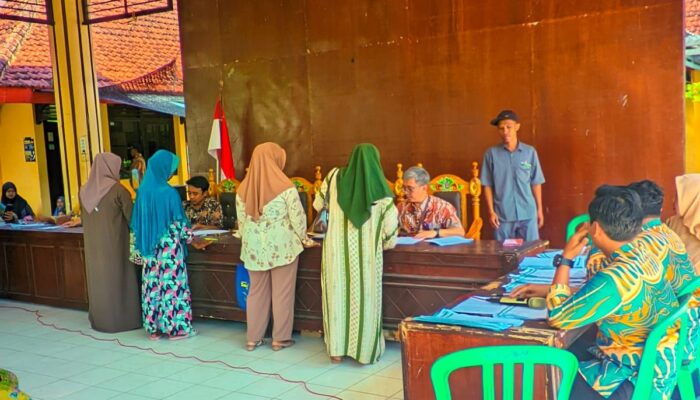 Ratusan Warga Krejengan Antusias Terima Bantuan PKH, Camat Dorong Kemandirian Ekonomi Keluarga