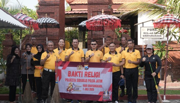 Sambut Hari Bhayangkara ke-80, Polresta Sidoarjo Bersihkan Masjid, Gereja, Pura hingga Klenteng