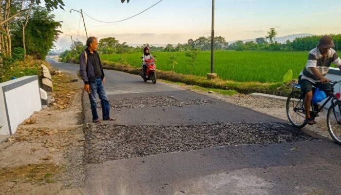 Baru Sepekan Rampung, Jembatan Kawungcarang-Tambaksogra Ambles; Kualitas Proyek dan Transparansi Dipertanyakan