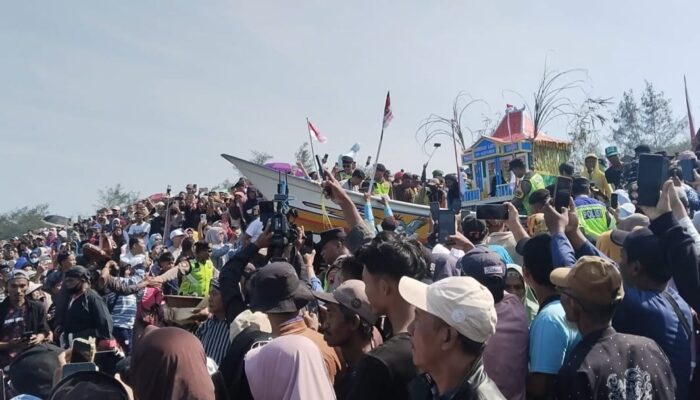 Sedekah Laut di Pantai Kertowijayan, Wujud Syukur Nelayan atas Rezeki dari Laut