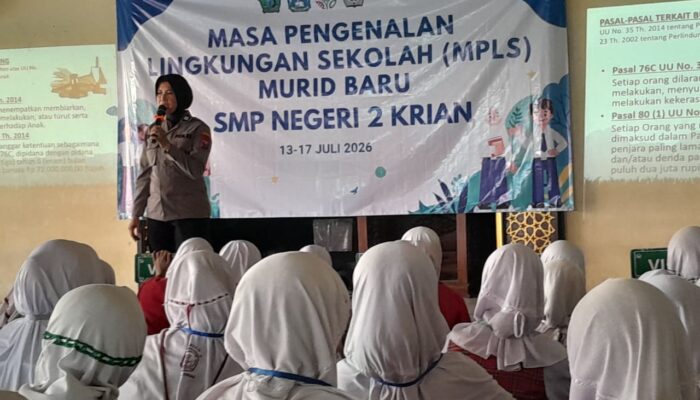Polsek Krian Edukasi Siswa Baru SMPN 2 Krian, Tekankan Bijak Bermedia Sosial untuk Cegah Perundungan