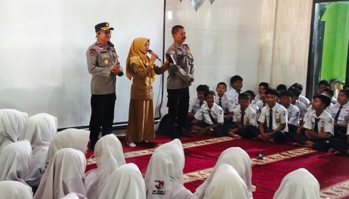 Kapolsek Balongbendo Edukasi Pelajar SMP Waspadai Bullying dan Love Scamming di Media Sosial