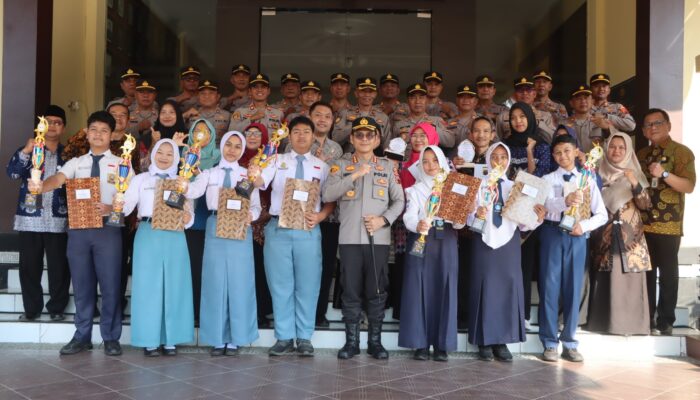 Pelajar Berprestasi Terima Penghargaan Lomba Pidato Kamtibmas 2026 dari Kapolresta Magelang