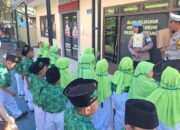 Polsek Tanggulangin Kenalkan Tugas Polisi kepada Siswa MATSAMA MI Al Hikmah, Tanamkan Disiplin Sejak Dini
