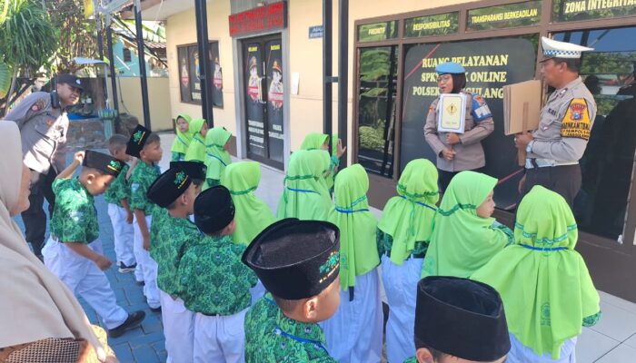 Polsek Tanggulangin Kenalkan Tugas Polisi kepada Siswa MATSAMA MI Al Hikmah, Tanamkan Disiplin Sejak Dini