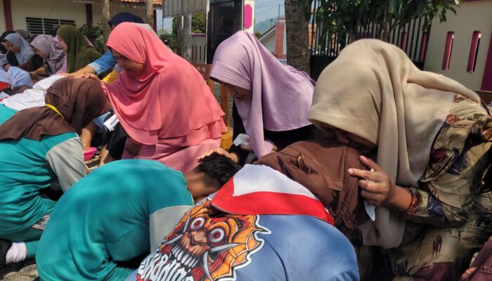 Tangis Haru Warnai Penutupan MPLS SMPN 4 Kedungbanteng, Sungkeman dan Balon Cita-cita Jadi Simbol Awal Perjalanan Pendidikan