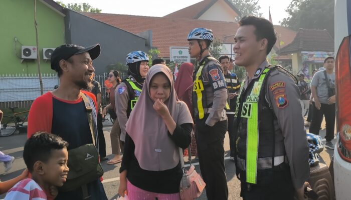Polwan Polresta Sidoarjo Kedepankan Pendekatan Humanis Amankan Car Free Day di Alun-alun
