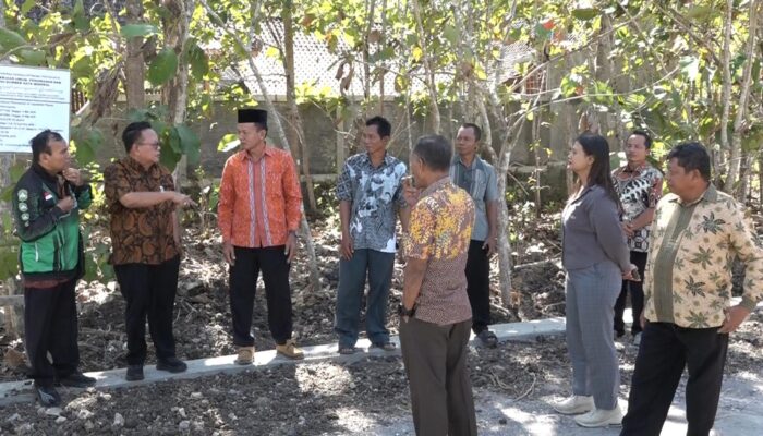 Nuryadi Apresiasi Gotong Royong Warga Sawahan II Perlebar Jalan Desa