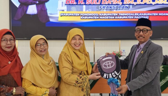 Perkuat Dakwah Pendidikan, Suli Da’im Serahkan Hiace Premio untuk IGABA Ponorogo