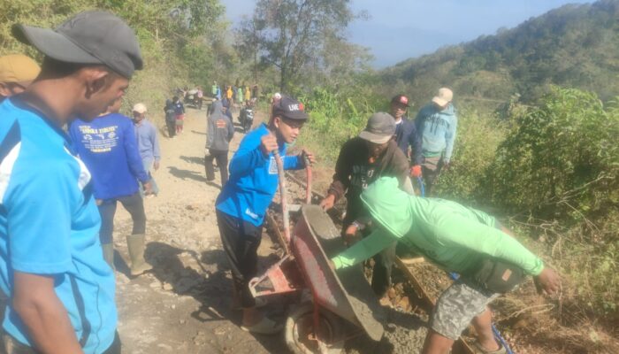 Kecewa Jalan Rusak, Warga Swadaya Tambal Jalan Wringinanom-Gajah Ponorogo
