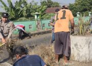 Pererat Kedekatan dengan Warga, Bhabinkamtibmas Polsek Jabon Gelar Kerja Bakti dan Sampaikan Pesan Kamtibmas