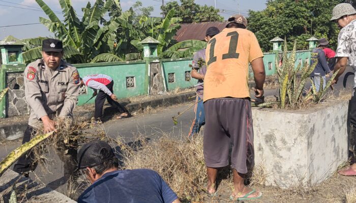 Pererat Kedekatan dengan Warga, Bhabinkamtibmas Polsek Jabon Gelar Kerja Bakti dan Sampaikan Pesan Kamtibmas