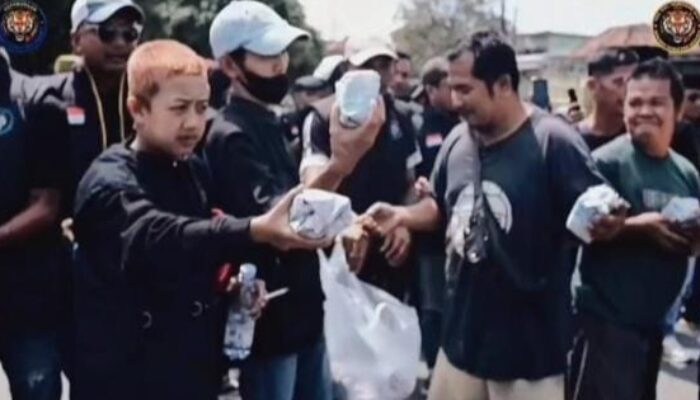 Jumat Berkah, HSB Bagikan 200 Nasi Bungkus di Simpang Pasar Turunan Musi 6
