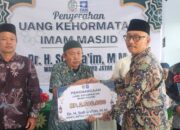 Komitmen Mengawal Aspirasi Tokoh Agama, ​Suli Da’im Salurkan Uang Kehormatan untuk 25 Imam Masjid di Ponorogo