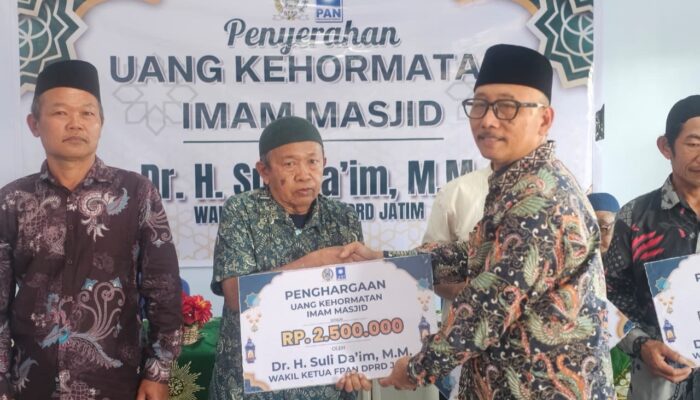 Komitmen Mengawal Aspirasi Tokoh Agama, ​Suli Da’im Salurkan Uang Kehormatan untuk 25 Imam Masjid di Ponorogo