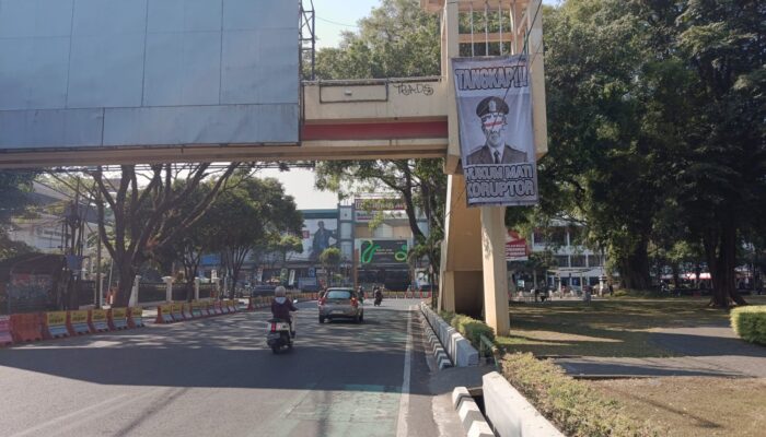 Aliansi Masyarakat Malang Raya 1 Pasang Spanduk “Tangkap dan Hukum Mati Koruptor” di Kota Malang