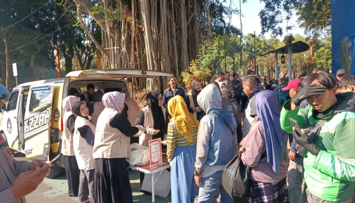 500 Porsi Nasi Goreng Gratis Polresta Malang Kota dan Warung Azzahra Ludes dalam Sejam