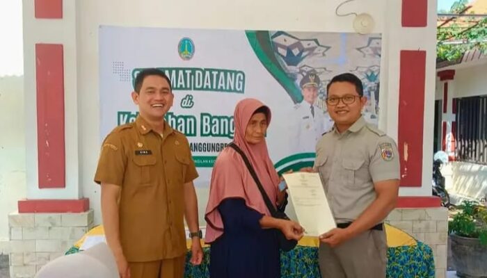 Kantah Kota Pasuruan Serahkan 13 Sertipikat Elektronik PTSL kepada Warga Bangilan