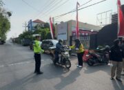 Polsek Waru Tebar Kepedulian Lewat Jumat Berkah, 150 Paket Makanan Dibagikan kepada Pengguna Jalan