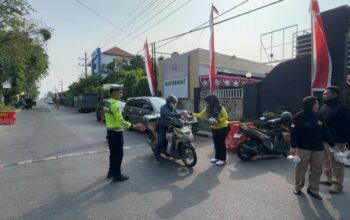 Polsek Waru Tebar Kepedulian Lewat Jumat Berkah, 150 Paket Makanan Dibagikan kepada Pengguna Jalan