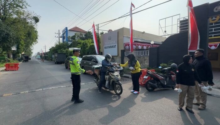 Polsek Waru Tebar Kepedulian Lewat Jumat Berkah, 150 Paket Makanan Dibagikan kepada Pengguna Jalan