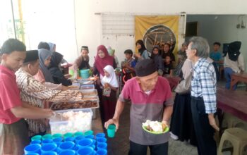 Genap 70 Tahun, Advokat Agus Prayoga Rayakan Ultah dengan Berbagi Makan Siang Gratis