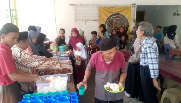 Genap 70 Tahun, Advokat Agus Prayoga Rayakan Ultah dengan Berbagi Makan Siang Gratis