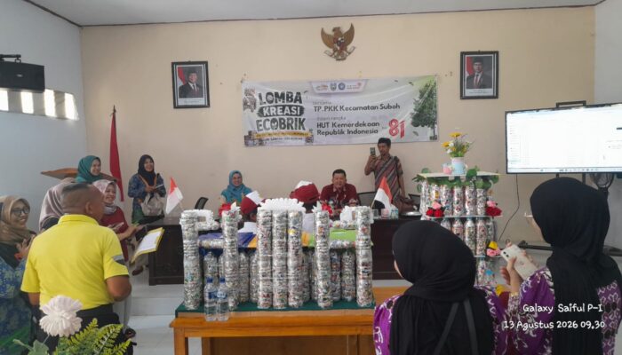 TP PKK Suboh Ajak Pelajar Ubah Sampah Plastik Jadi Ecobrick