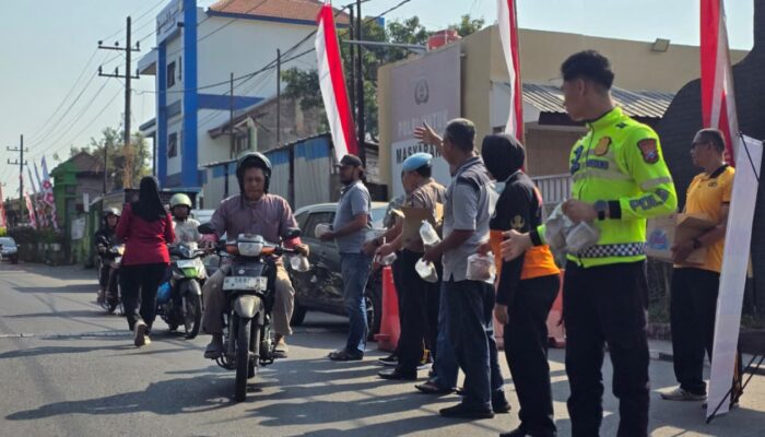 Polsek Waru Bagikan 170 Paket Nasi dan Air Minum Lewat Jumat Berkah