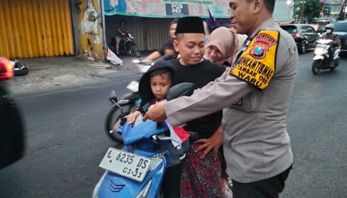 HUT ke-81 RI, Polresta Sidoarjo Bagikan Bendera Merah Putih ke Masyarakat