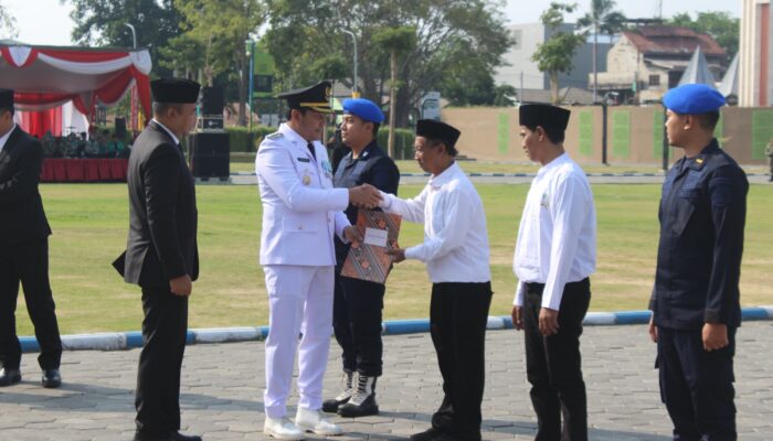 HUT ke-81 RI, Bupati Sidoarjo Serahkan Remisi kepada Perwakilan Warga Binaan