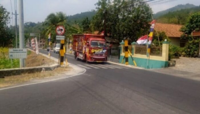 Tiga Kali Tumbang Diterabas Kendaraan Besar, “Portal Fenomenal” Mandirancan-Banyumas Kini Dijaga Bersama