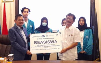 Dukung Pendidikan, Dharma Group Beri Beasiswa 10 Mahasiswa UGJ Cirebon