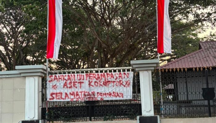 Pagar DPRD Sulbar Bertuliskan Tuntutan Sahkan UU Perampasan Aset Koruptor