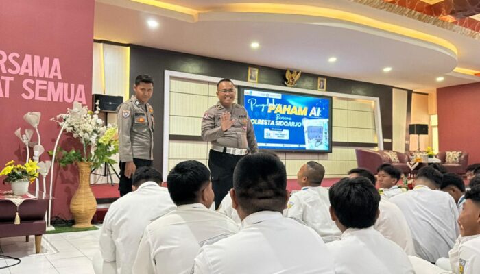 Polresta Sidoarjo Bekali Siswa SMAN 2 dengan Literasi dan Pemahaman Dasar AI
