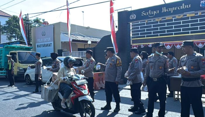 Polsek Waru Bagikan 100 Paket Nasi dan Air Minum untuk Pengguna Jalan