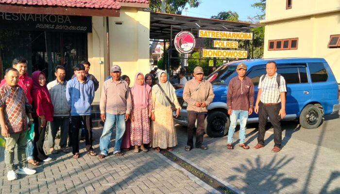 Tak Lagi Merasa Aman, Dua Warga dan Puluhan Keluarga Datangi Polres Bondowoso