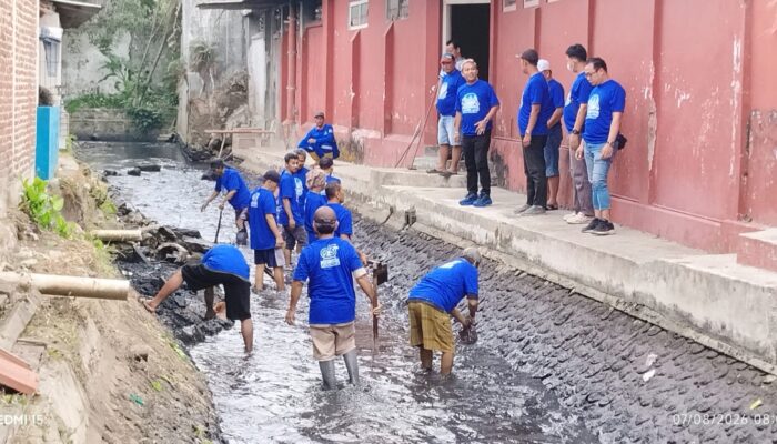 Ratusan Warga Sokaraja Kidul Bersama Partai Demokrat Gotong Royong Bersihkan Sungai Lempang, Wujudkan Semangat Indonesia ASRI