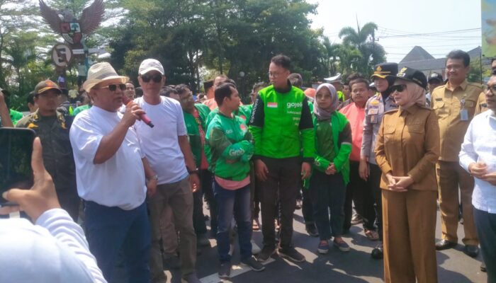 Peternak Unggas Kendal Menjerit, Gelar Aksi Damai, dan Bagikan 15.000 Ayam Gratis