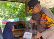 Jumat Berkah Polsek Taman, Kapolsek Bagikan Sembako dan Perkuat Kedekatan dengan Warga