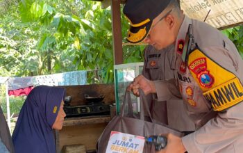 Jumat Berkah Polsek Taman, Kapolsek Bagikan Sembako dan Perkuat Kedekatan dengan Warga