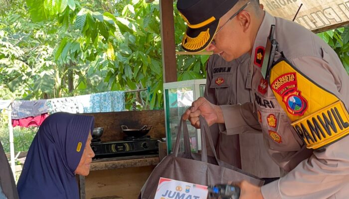 Jumat Berkah Polsek Taman, Kapolsek Bagikan Sembako dan Perkuat Kedekatan dengan Warga