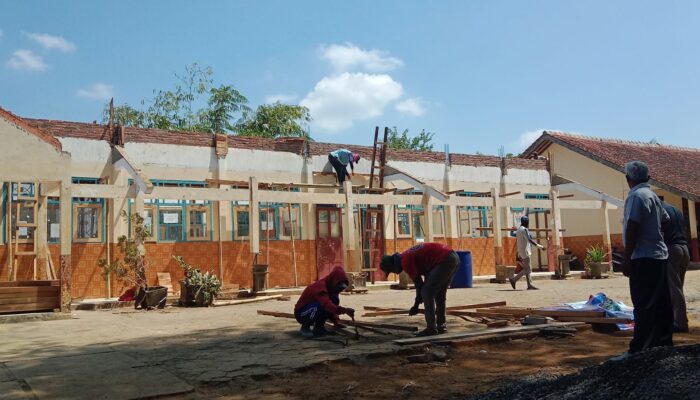 Proyek SD Sukowuwuh Disorot, Papan Informasi dan Atribut K3 Belum Terpasang