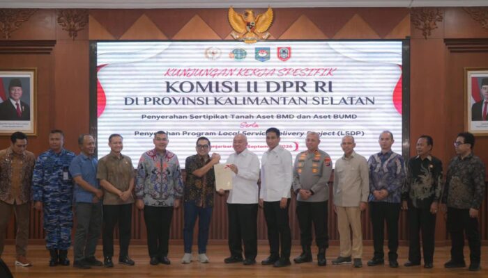 Wamen ATR/BPN Serahkan Sertipikat Aset Pemda Kalsel, Dorong Pengamanan Aset Daerah