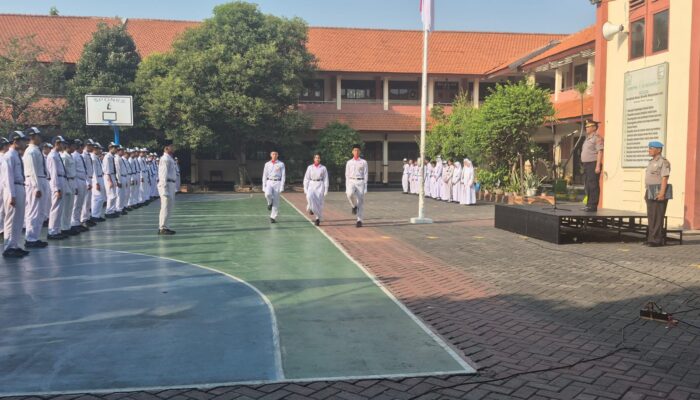 Polresta Sidoarjo Goes to School, Polisi Beri Edukasi Pelajar Saat Upacara Senin