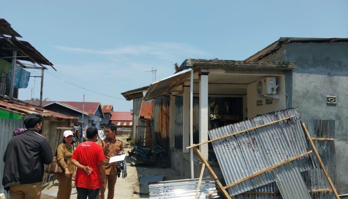 Angin Kencang Terjang Tambi Mamuju, Sejumlah Rumah Rusak dan Atap Warga Terbang