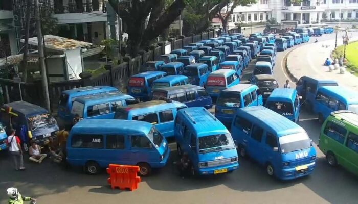 Ratusan Angkot Malang Raya Demo Tolak Trans Jatim Koridor II, Lalu Lintas Kota Macet