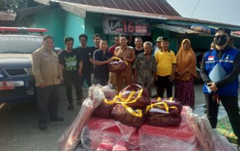 Lurah Mamunyu Salurkan Bantuan Pemkab Mamuju untuk Warga Terdampak Angin Kencang